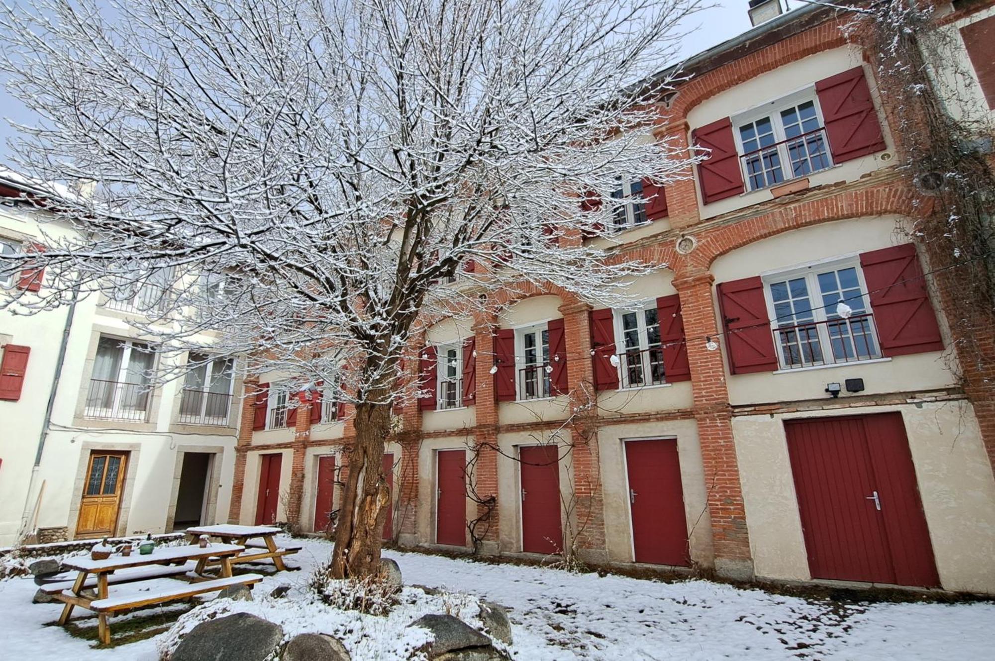 La Grande Maison Rouge Apartment Angoustrine
