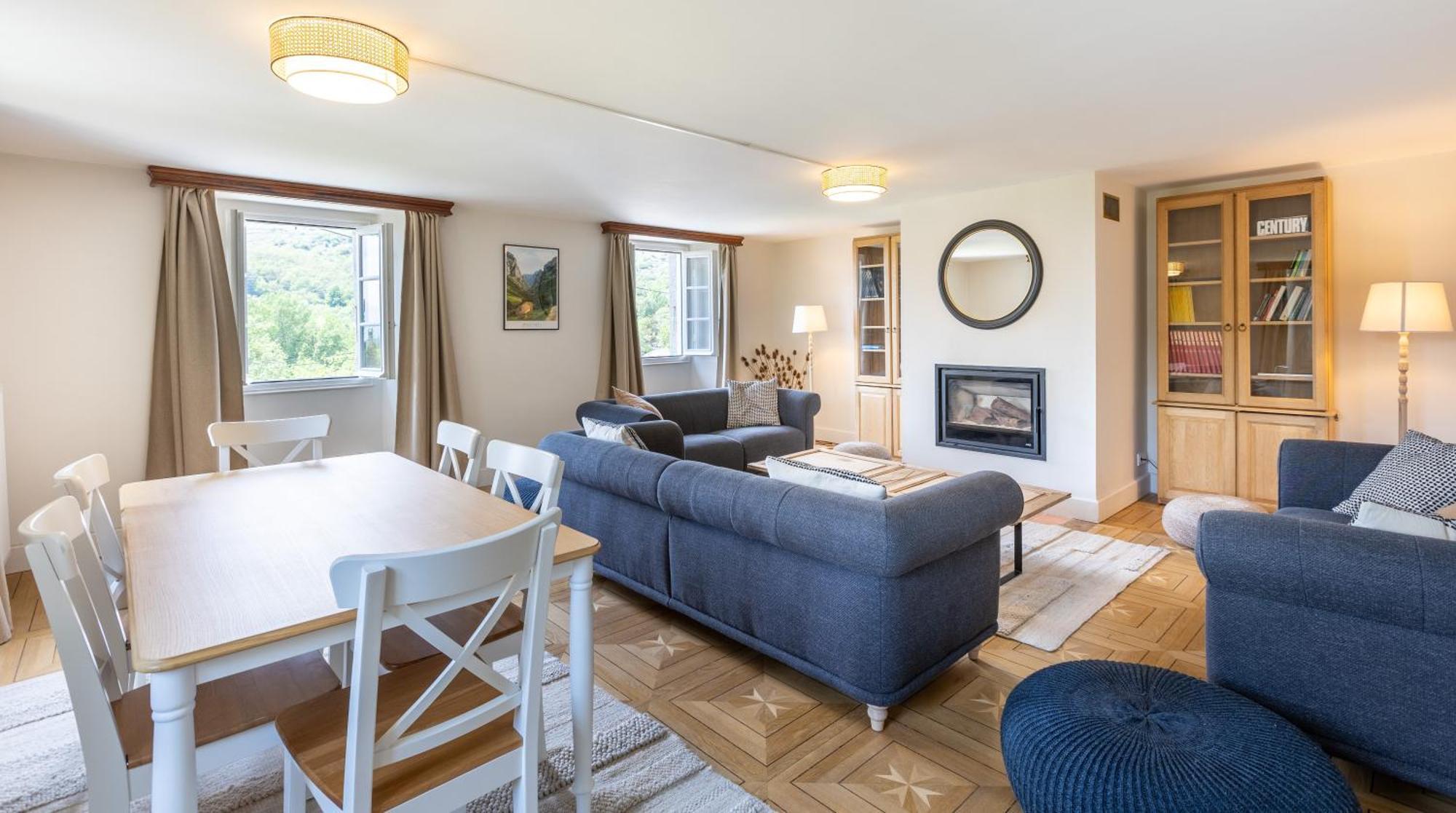La Grande Maison Rouge Apartment Angoustrine
